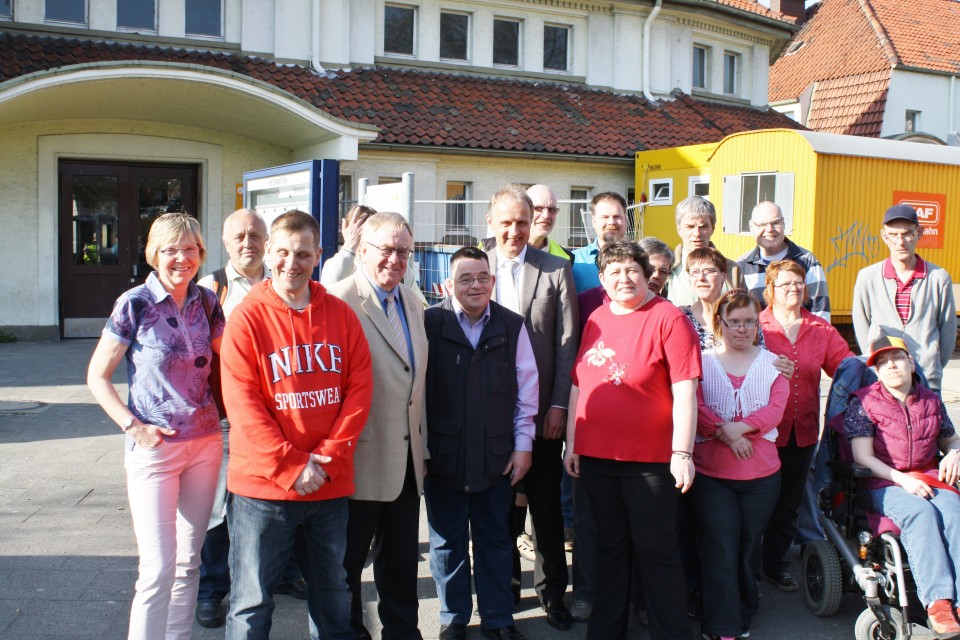 Reinhold Sendker MdB und Bürgermeister Dr. Strothmann trafen am Beckumer Bahnhof mit einer Gruppe von Menschen mit Behinderung zusammen.