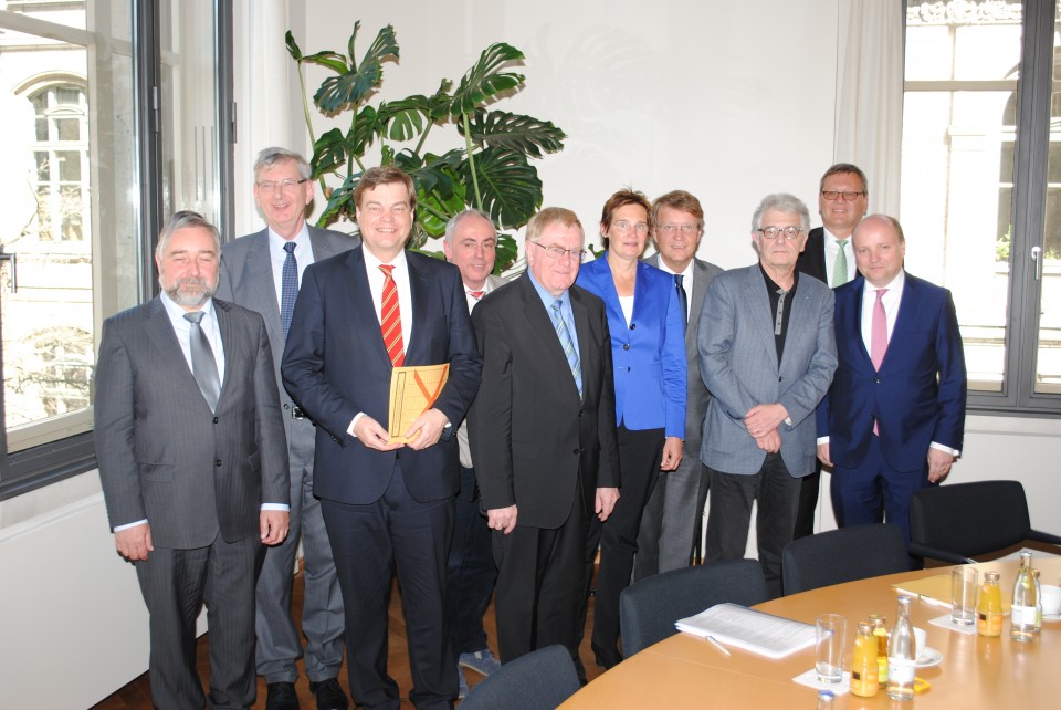 (v.l.): Michael Geuckler, Karl Schiewerling MdB, PStS Enak Ferlemann MdB, Burkhard Bastisch, Reinhold Sendker MdB, Sybille Benning MdB, Ronald Pofalla, Christoph Strsser MdB, Joachim Brendel und Dr. Benedikt Hffer. 