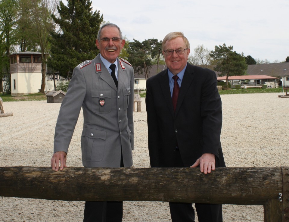 Reinhold Sendker MdB und Oberst Grygiel auf dem Gelnde der Sportschule.