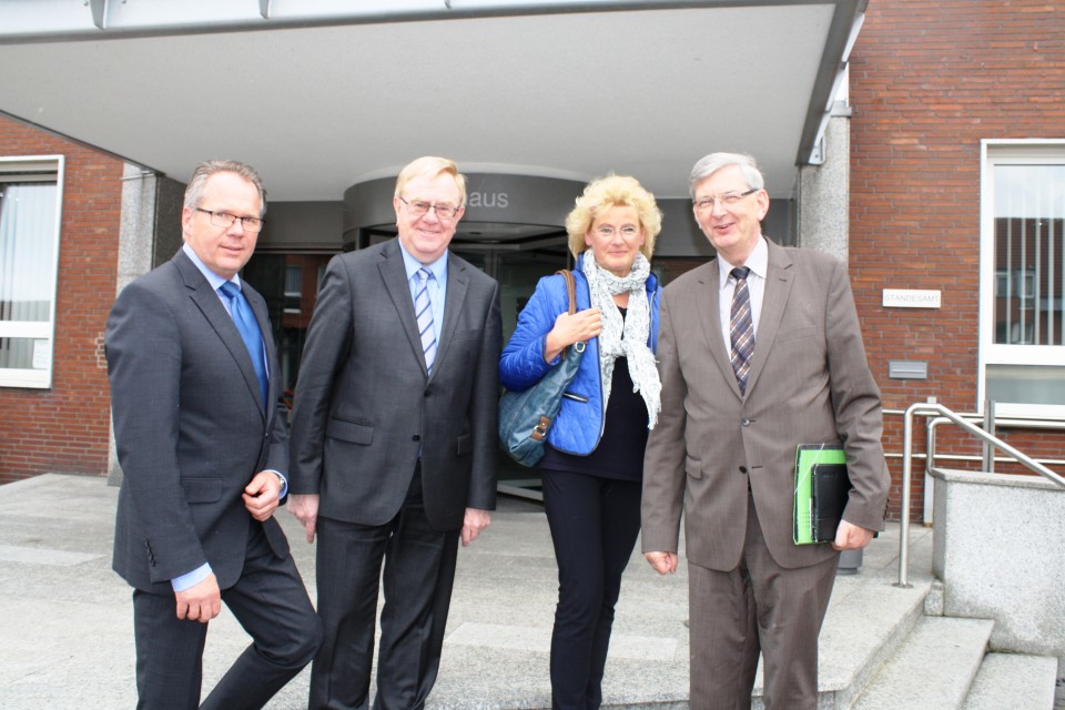 v.l. Brgermeister Llf, Reinhold Sendker MdB, Marion Schmelter und Karl Schiewerling MdB.