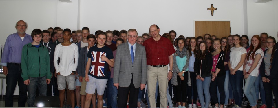 Reinhold Sendker mit den Schülern des Gymnasiums St. Michael in Ahlen.