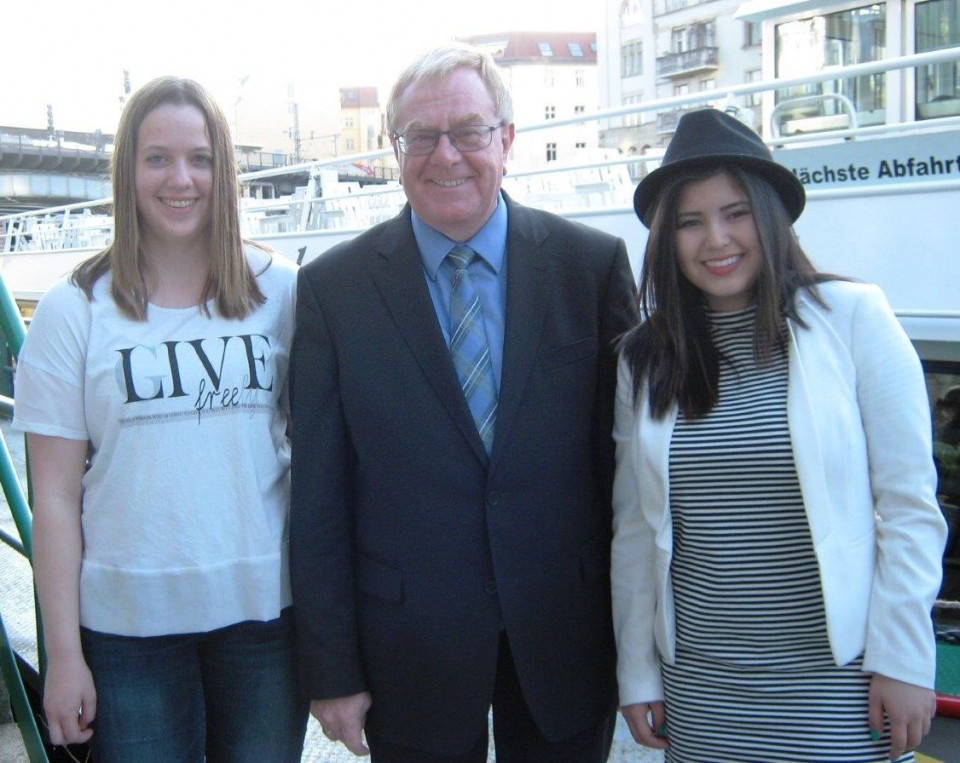 Reinhold Sendker mit den beiden Stipendiatinnen in Berlin.