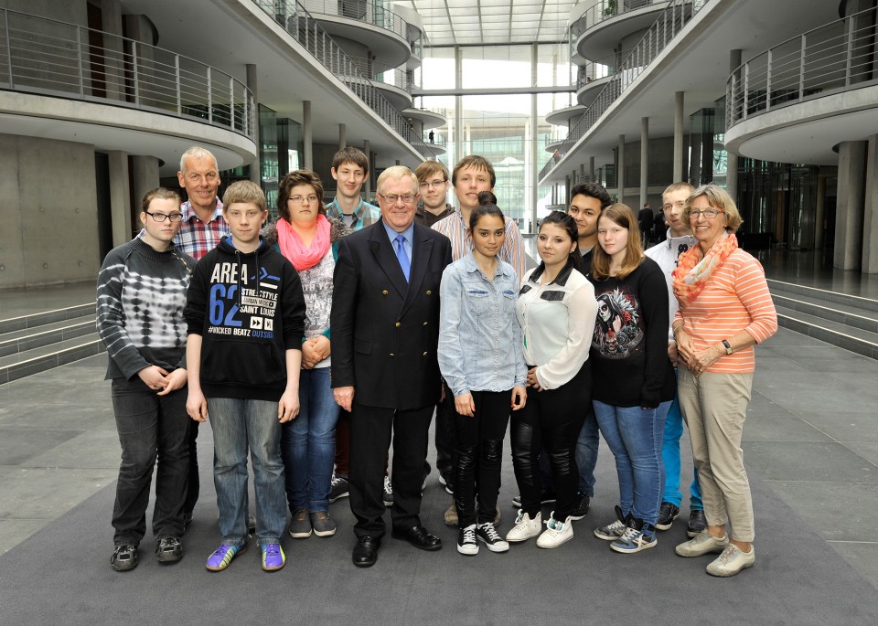 Reinhold Sendker mit den Besuchern aus Beckum im Deutschen Bundestag.