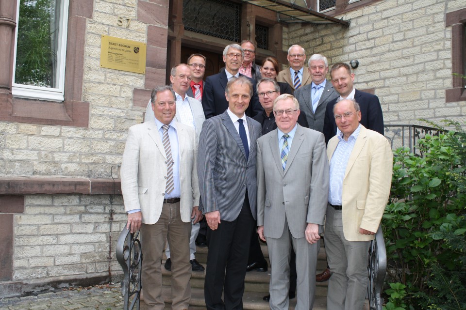 Reinhold Sendker mit den Vertretern der Kleingärtner und der Kommunen in Beckum.
