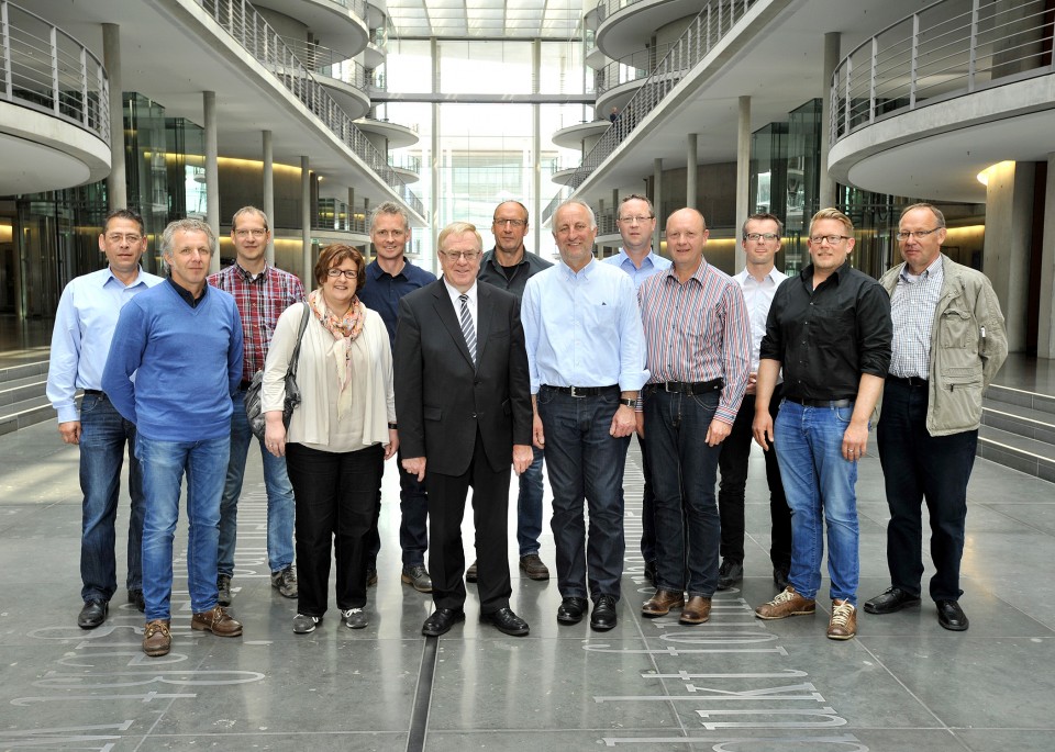 Reinhold Sendker mit den Besuchern aus dem Kreis Warendorf im Deutschen Bundestag.