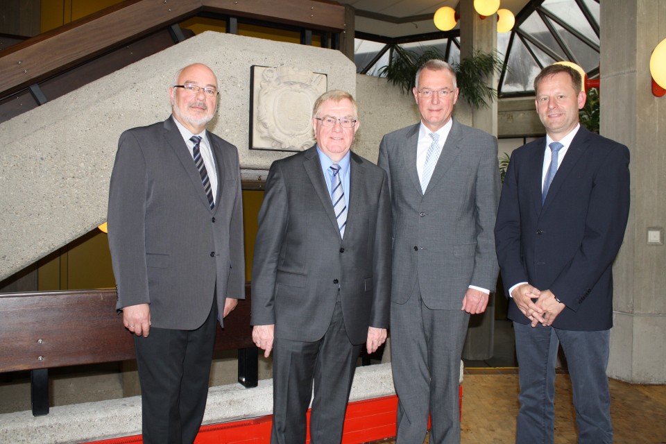 (v.l.) Erhard Richard, Reinhold Sendker MdB, Brgermeister Benedikt Ruhmller und Stadtbaurat Andreas Mentz.