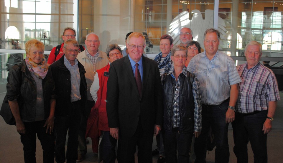 Reinhold Sendker mit den Besuchern aus dem Kreis Warendorf im Reichstag.