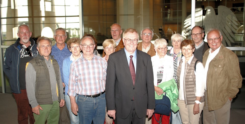 Reinhold Sendker mit den Gsten aus Ahlen im Reichstag.