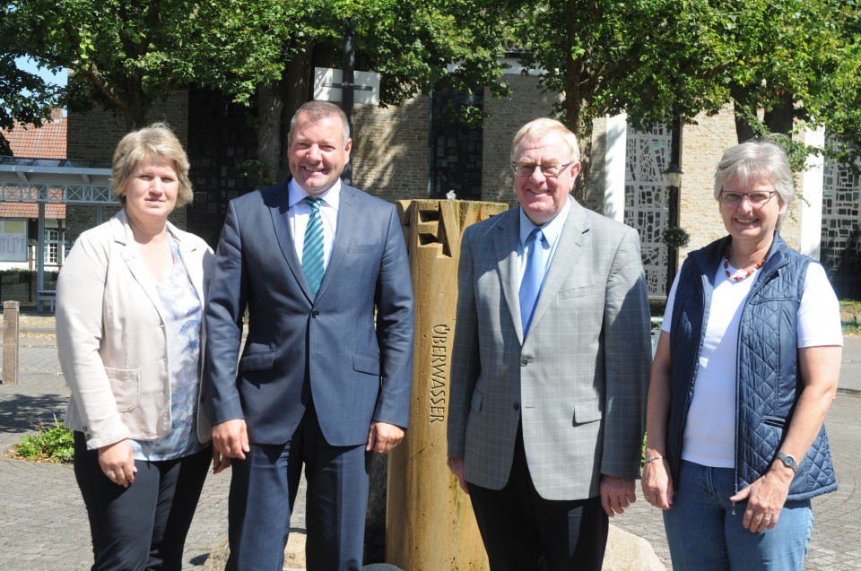 Reinhold Sendker mit Brgermeister Annen, der stellvertretenden Brgermeisterin Mathilde Breuer und Kreistagsmitglied Dr. Susanne Lehnert.