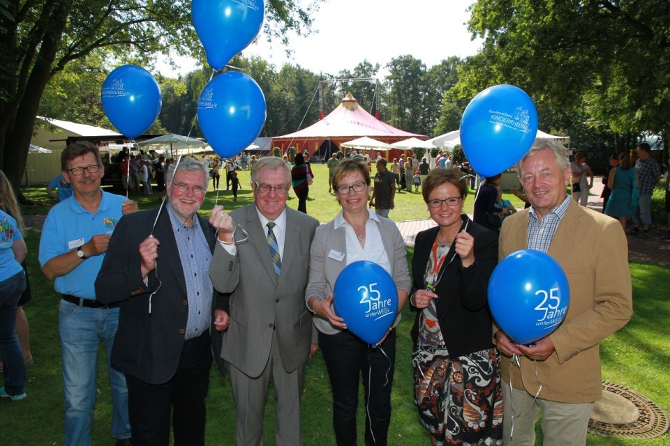 Rolf Schrmann (stellv. Vors. Bundesverband Kinderrheuma), Dr. Gerd Ganser (Chefarzt der Klinik fr Kinder- und Jugendrheumatologie), Reinhold Sendker MdB, Gaby Steinigeweg (Vors. Bundesverband), Rita Tnjann und Werner Strotmeier (beide ehem. GF)