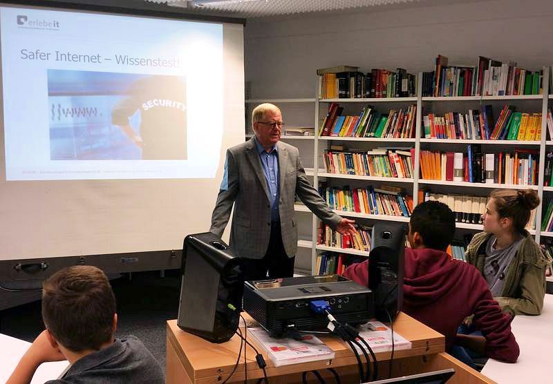 Reinhold Sendker MdB mit Schlerinnen und Schlern des Stdtischen Gymnasiums Ahlen