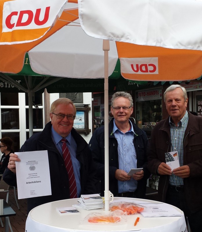 Reinhold Sendker MdB (links) mit dem Vorsitzenden der CDU Oelde, Peter Hellweg (Mitte), und dem CDU-Kreistagsmitglied Paul Tegelkämper (rechts)