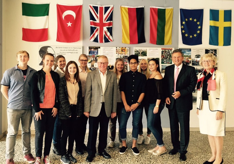 Reinhold Sendker MdB mit den Schlerinnen und Schlern der Europa-AG des Mariengymnasiums Warendorf, sowie dem Leiter der AG Martin Isenburg (2. von rechts) und der stellvertretenden Schulleiterin Christina Rsel (rechts auen)