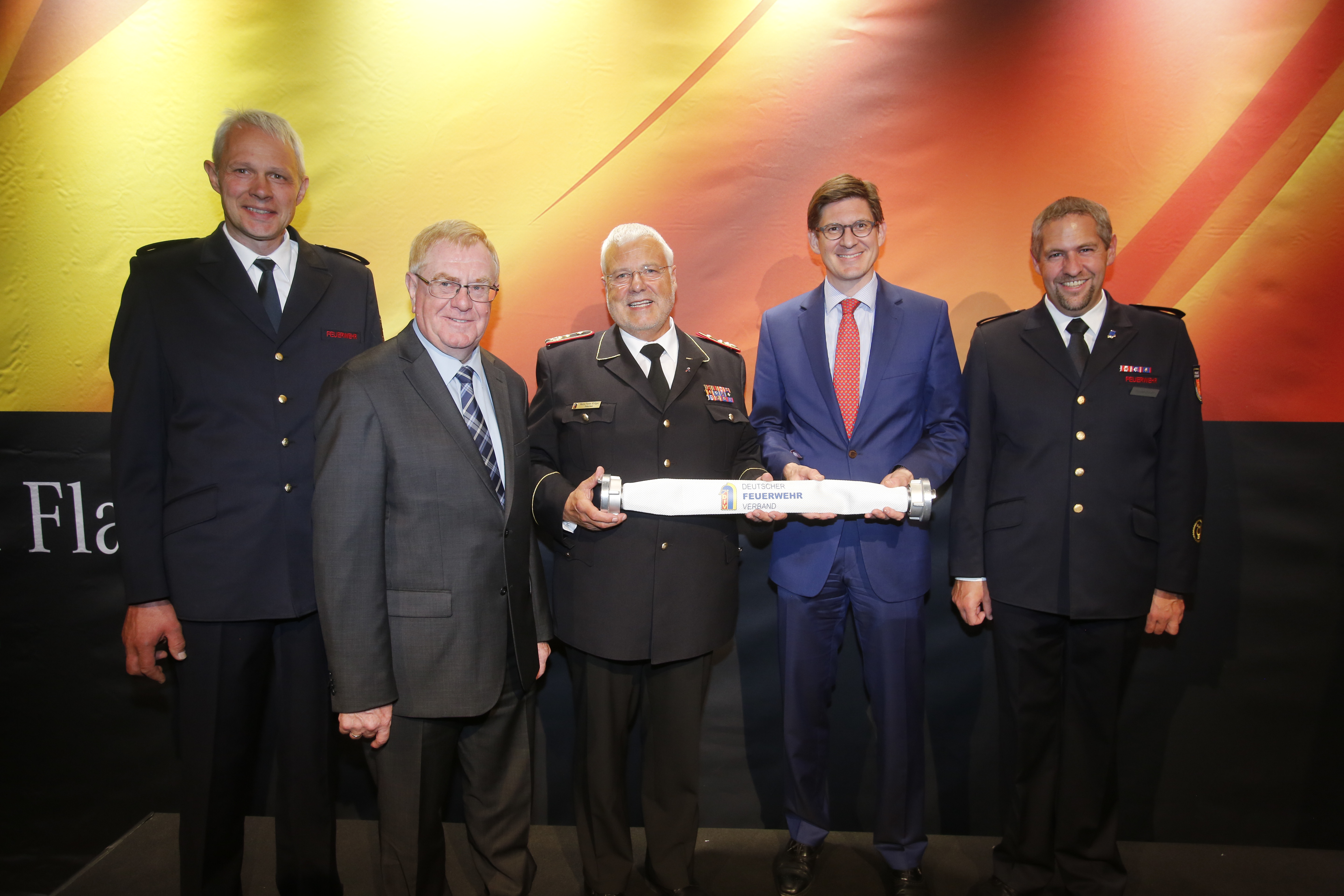 (v.l.) Heinrich Otte, Reinhold Sendker MdB, Hans-Peter Krger (Prsident des Deutschen Feuerwehrverbandes), Dr. Ole Schrder (Parlamentarischer Staatssekretr des Bundesinnenministeriums) und Thorsten Zywietz / Bildnachweis Rico Thumser/DFV 