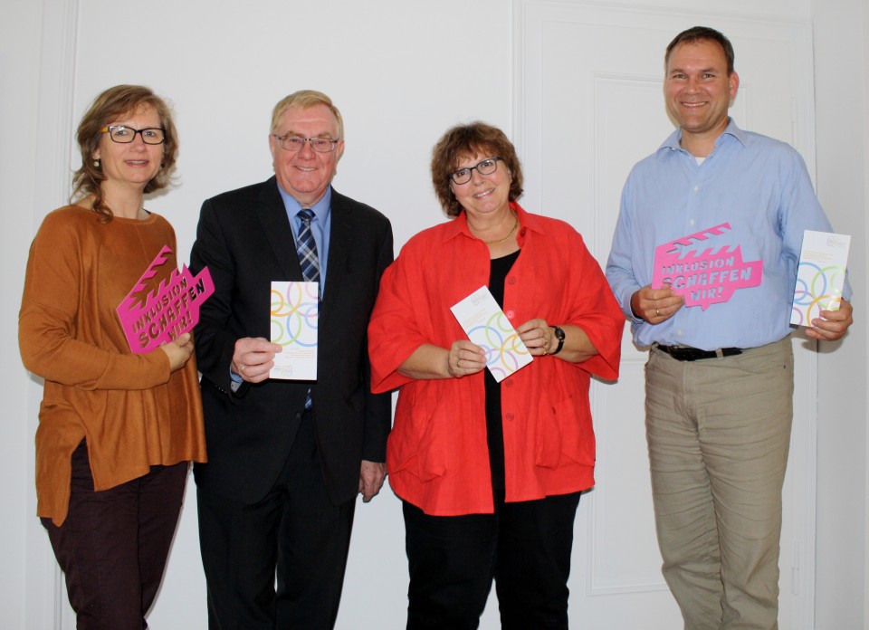 (v.l.) Sylvia Klett, Reinhold Sendker, Astrid Birkhahn und Henrich Berkhoff beim Besuch des Deutschen Kinderschutzbundes e.V.