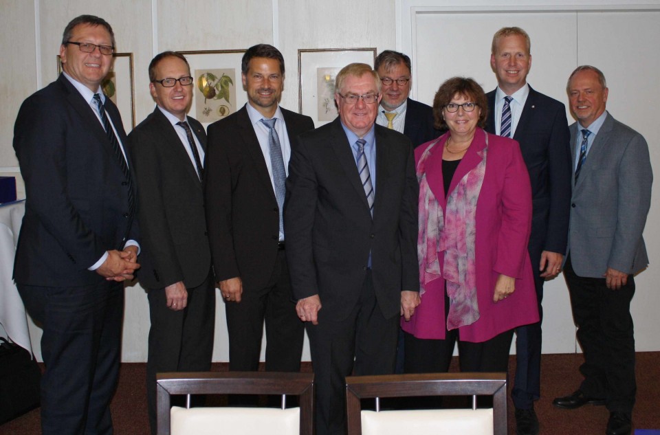 (v.l.) Joachim Brendel, Michael Jansen, Andrs Heinemann, Reinhold Sendker MdB, Michael Heinz, Astrid Birkhahn MdL, Henning Rehbaum MdL und Dirk Griepenburg.