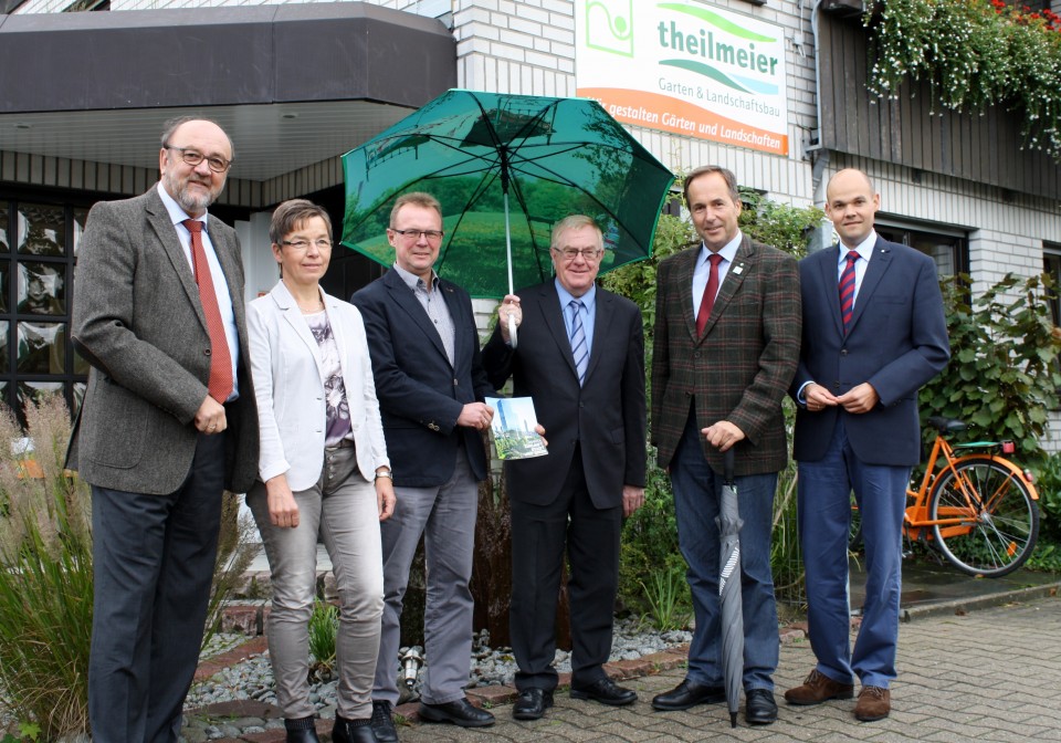 (v.l.) Jrgen Winkelmann, Gabi und Edgar Theilmeier, Reinhold Sendker MdB, Helmut Rskamp und Christoph Lau.