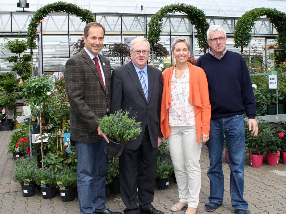 (v.l.) Helmut Rskamp und Reinhold Sendker wurden von Wilma und Christian Murrenhoff in ihrem Gartencenter begrt.