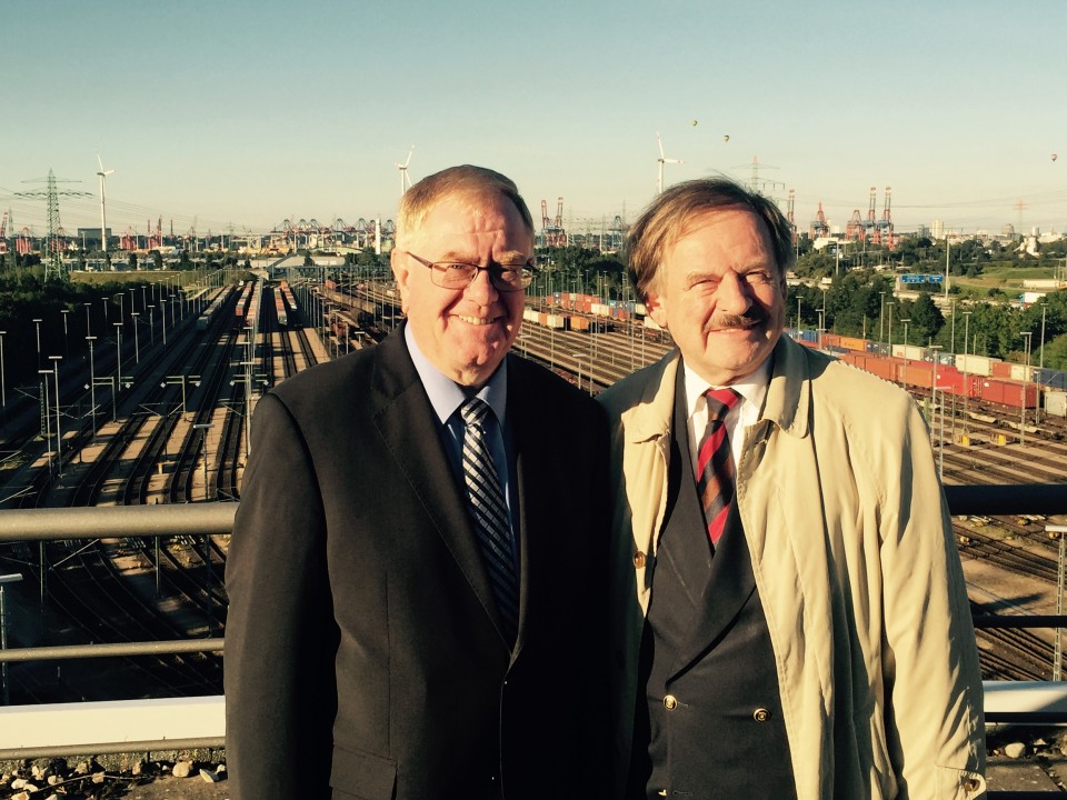 Reinhold Sendker mit seinem Hamburger Kollegen Dirk Fischer am Hafenbahnhof „Alte Süderelbe“.