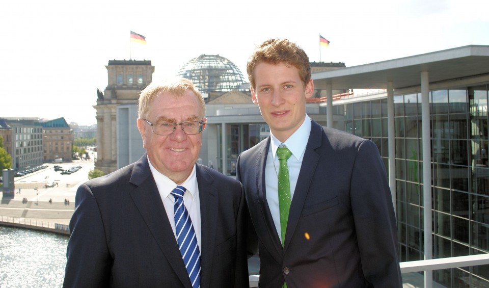 Reinhold Sendker und Philip Blacha auf der Brcke zwischen dem Paul-Lbe-Haus und dem Marie-Elisabeth-Lders-Haus.