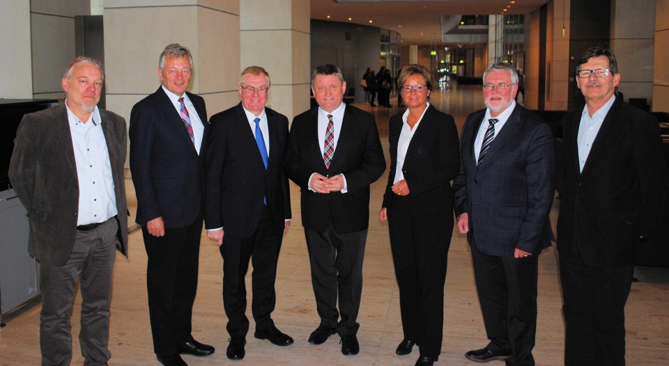 (v.l.) Arnhold Illhardt, Werner Strotmeier, Reinhold Sendker MdB, Gesundheitsminister Hermann Grhe MdB, Rita Tnjann, Dr. Gerd Ganser und Rolf Schrmann.