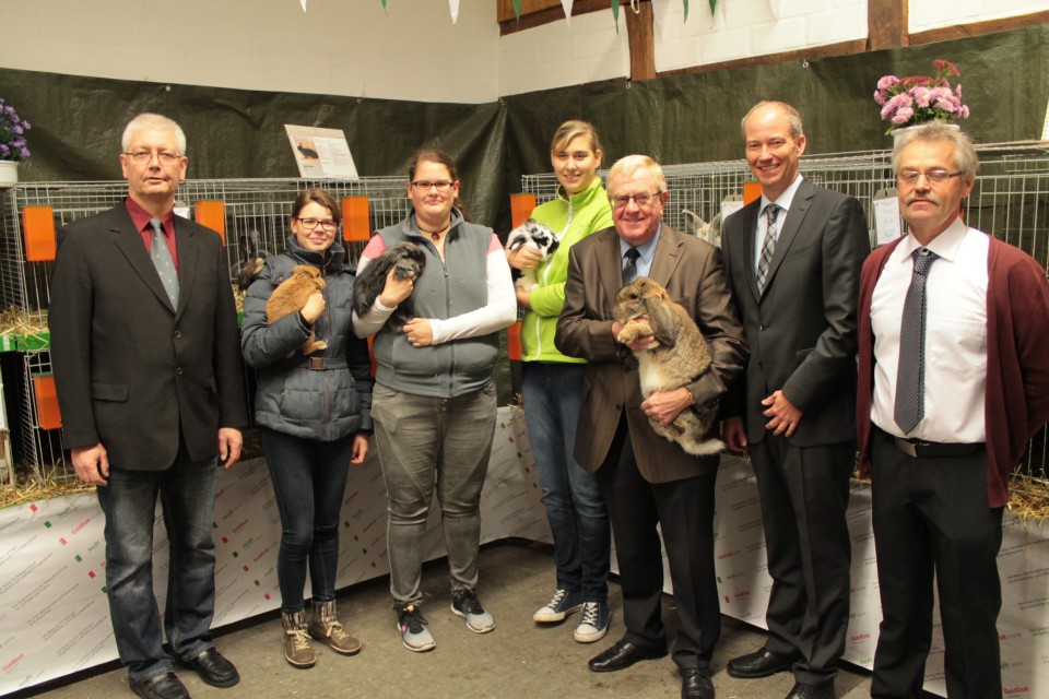 Reinhold Sendker beim Besuch der Lokalschau des Kaninchenzuchtverein W 346