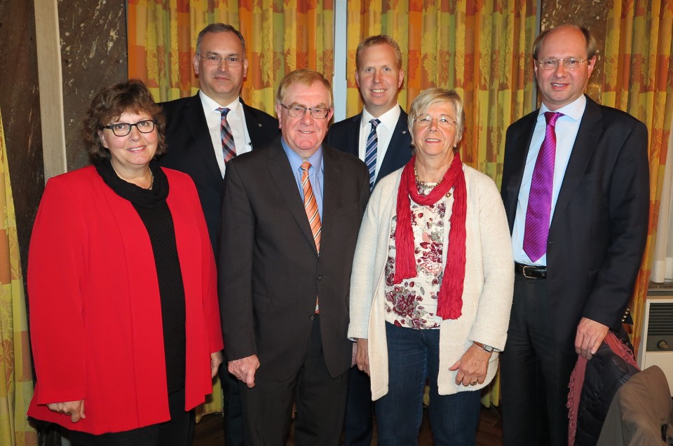 (v.l.) Adrid Birkhahn MdL, Ralf Nettelstroth MdL, Reinhold Sendker MdB, Henning Rehbaum MdL, Elisabeth Lckewerth (Caritas), Landrat Dr. Olaf Gericke