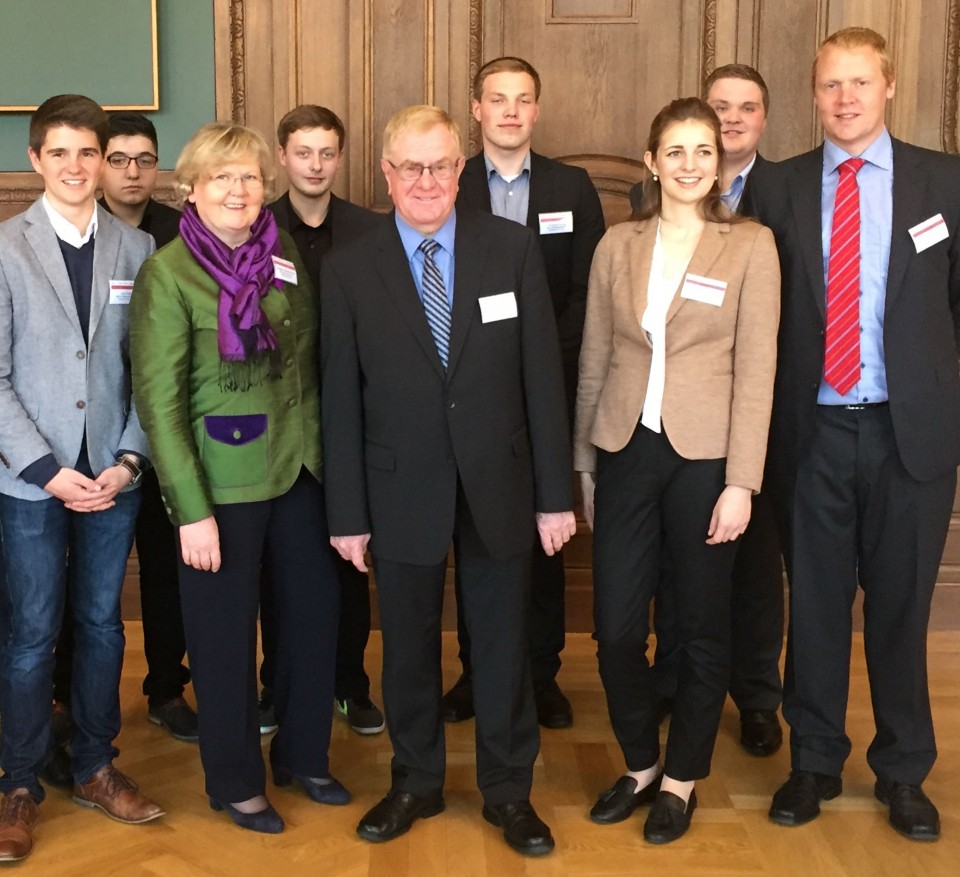 Das Foto zeigt Reinhold Sendker MdB (Mitte) mit Magdalena Mnstermann (3. von links), Dirk Mnstermann (ganz rechts) und Auszubildenden der Bernd Mnstermann GmbH & Co. KG