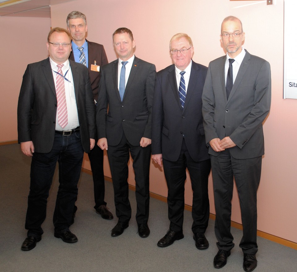 (v.l.) Dominik Wehling (Arbeitsgemeinschaft Kommunalpolitik der CDU/CSU-Fraktion des Deutschen Bundestages), Thomas Ungruhe (Reiterlichen Vereinigung Warendorf), Dieter Stier MdB, Reinhold Sendker MdB und Matthias Wohltmann (Deutscher Landkreistag)