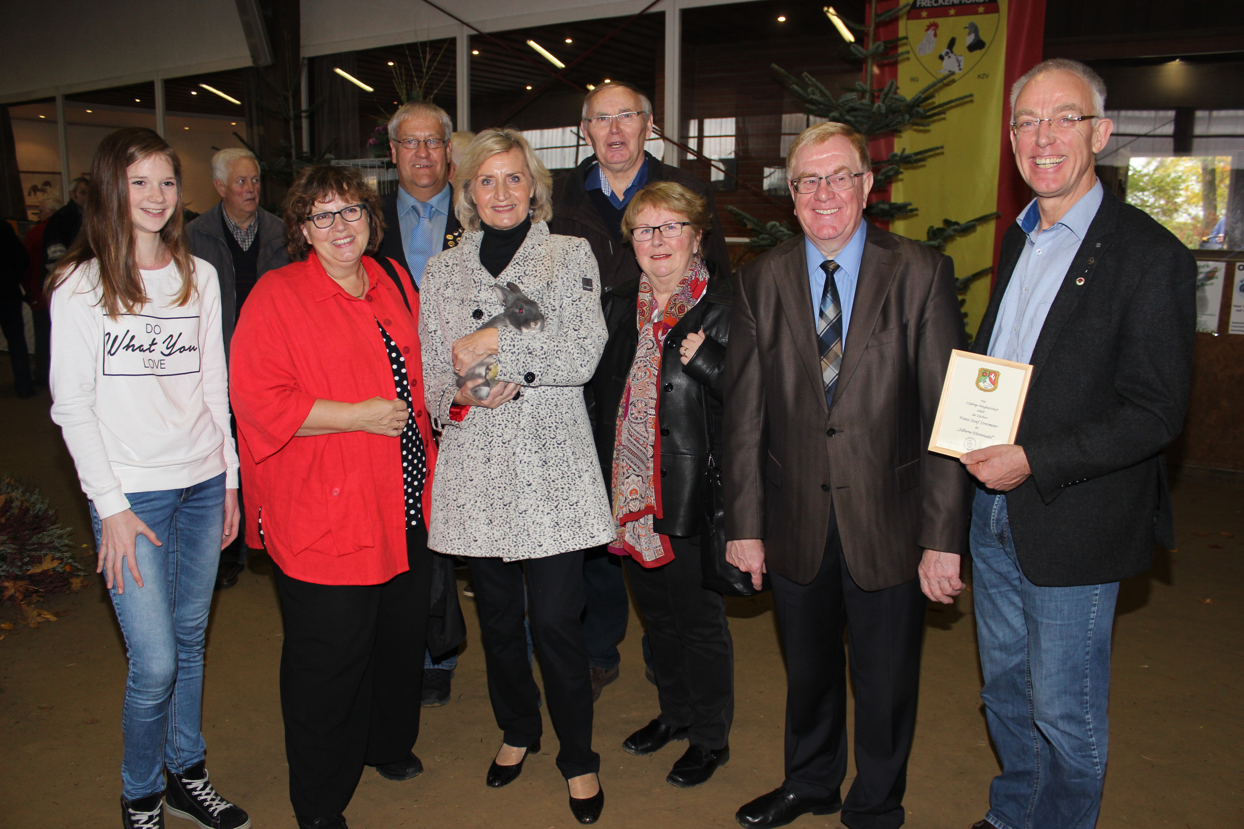 Foto von links: Jungzchterin Miriam Jasper, MdL Astrid Birkhahn, Willi Kiskemper, Doris Kaiser, August Finkenbrink, Anita Stakenktter, MdB Reinhold Sendker und Franz Josef Strotmeier