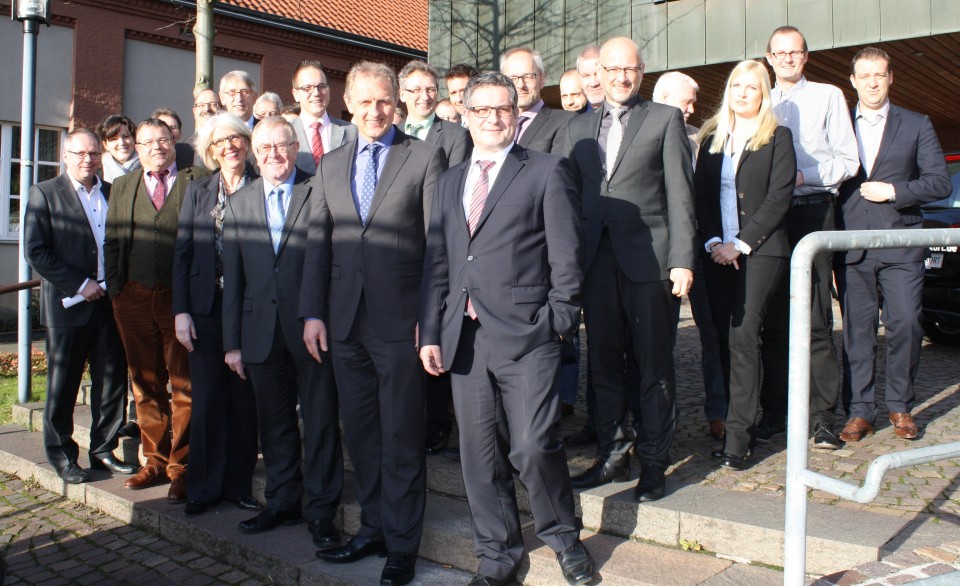 Die Teilnehmer der Breitbandkonferenz vor dem Rathaus in Oelde.