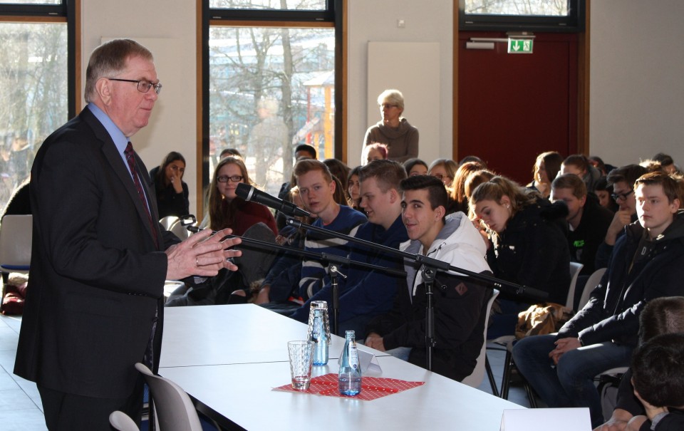 Reinhold Sendker MdB mit Schlerinnen und Schlern der Josef-Annegarn-Schule