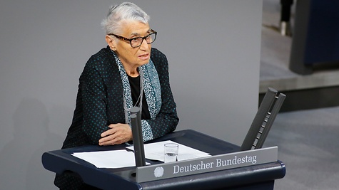 Ruth Klüger, Literaturwissenschaftlerin und Schriftstellerin, während ihrer Gedenkrede (©DBT/photothek)