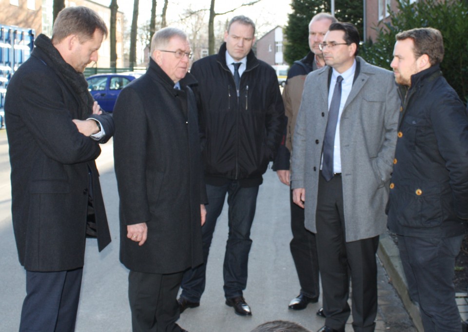 Gemeinsam mit Bürgermeister Dr. Berger und weiteren Vertretern der Stadt machte Reinhold Sendker sich ein Bild vor Ort.
