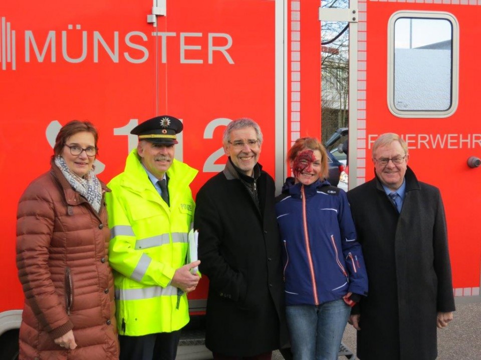 Sybille Benning MdB, Polizeidirektor Udo Weiss, Polizeiprsident Hans-Joachim Kuhlisch und Reinhold Sendker MdB mit dem Unfallopfer an der Raststtte Mnsterland Ost.