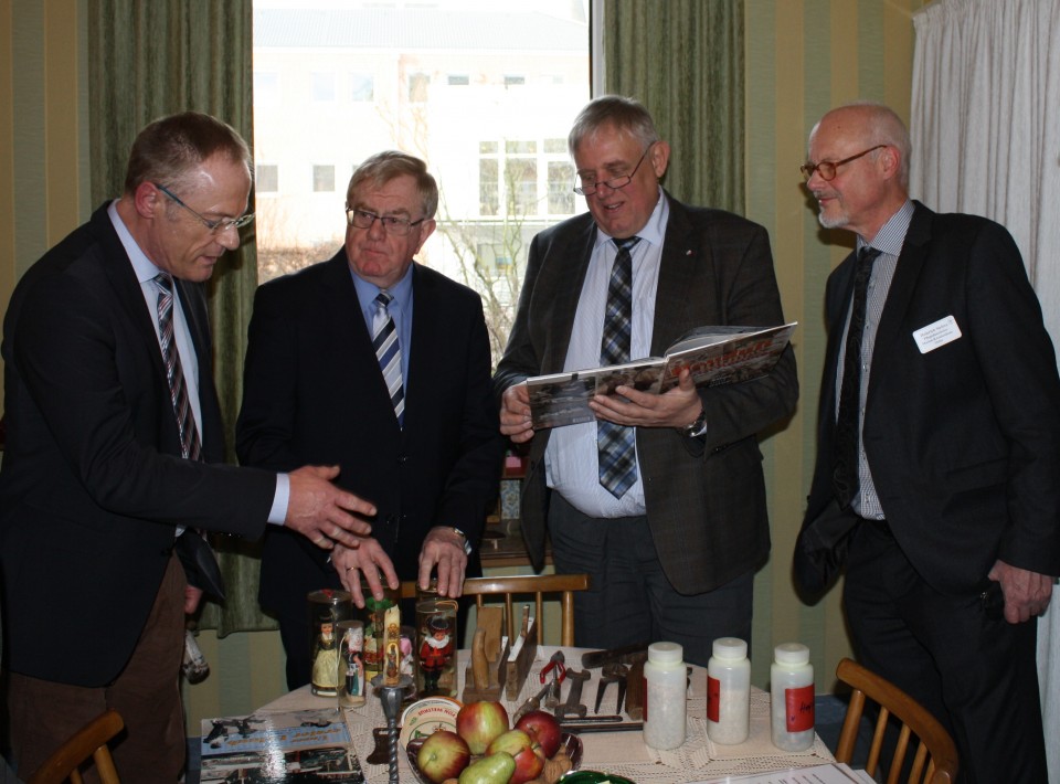 Staatssekretr Karl-Josef Laumann (2. v. r.), Reinhold Sendker MdB (2. v. l.) und Heinrich Siefers als Pflegedirektor am Marienkrankenhaus Oelde (r.) mit Rochus-Pflegedirektor Matthias Krake (l.) im Erinnerungszimmer der Fachklinik.