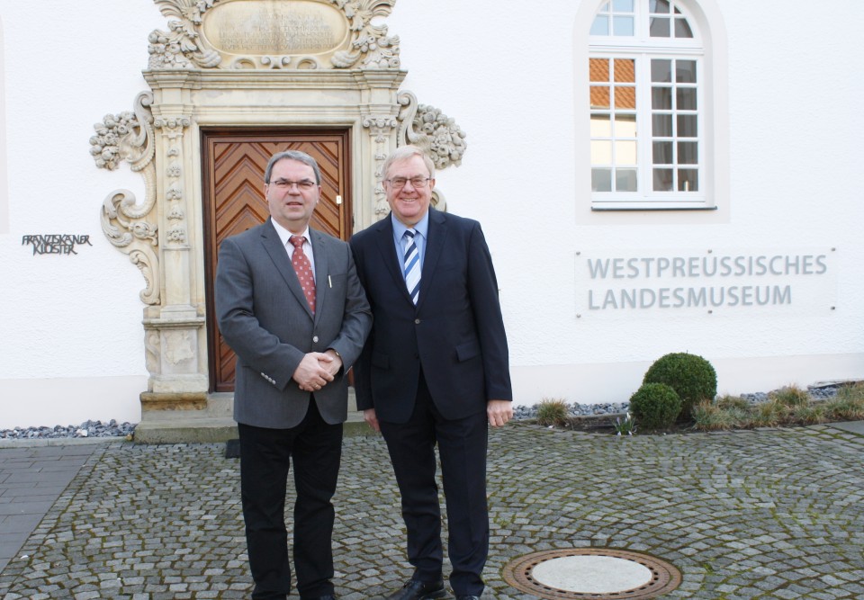 Reinhold Sendker und Dr. Lothar Hyss vor dem Museum in Warendorf.