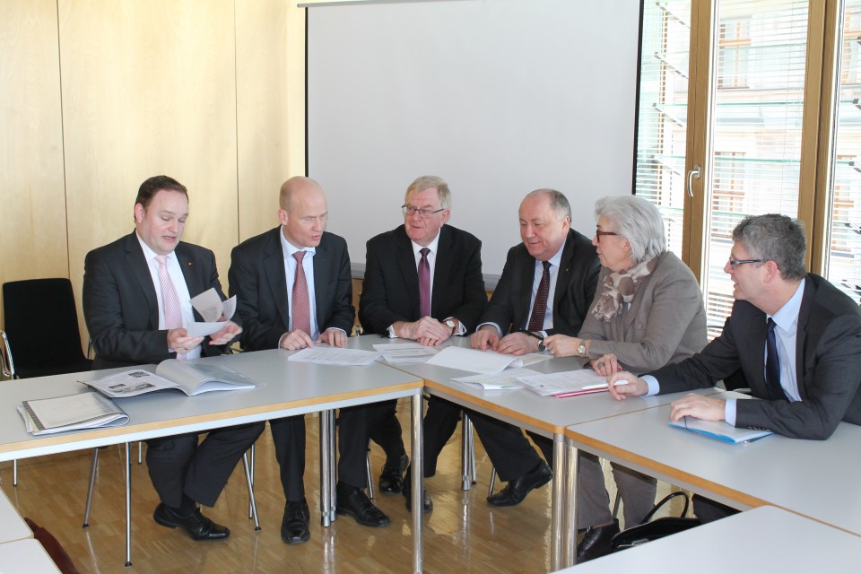 (v.l.) Tim Ostermann, Ralph Brinkhaus, Reinhold Sendker, Heinrich Zertik,Lena Strothmann und Christian Haase.