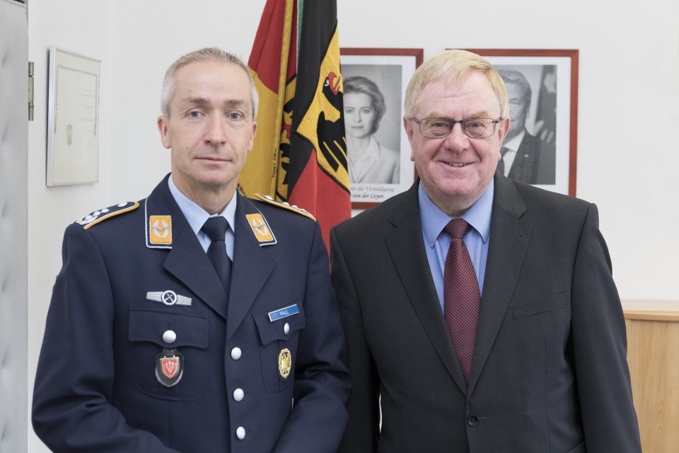 Reinhold Sendker MdB mit Oberst Michael Maul in der Bundeswehrsportschule.