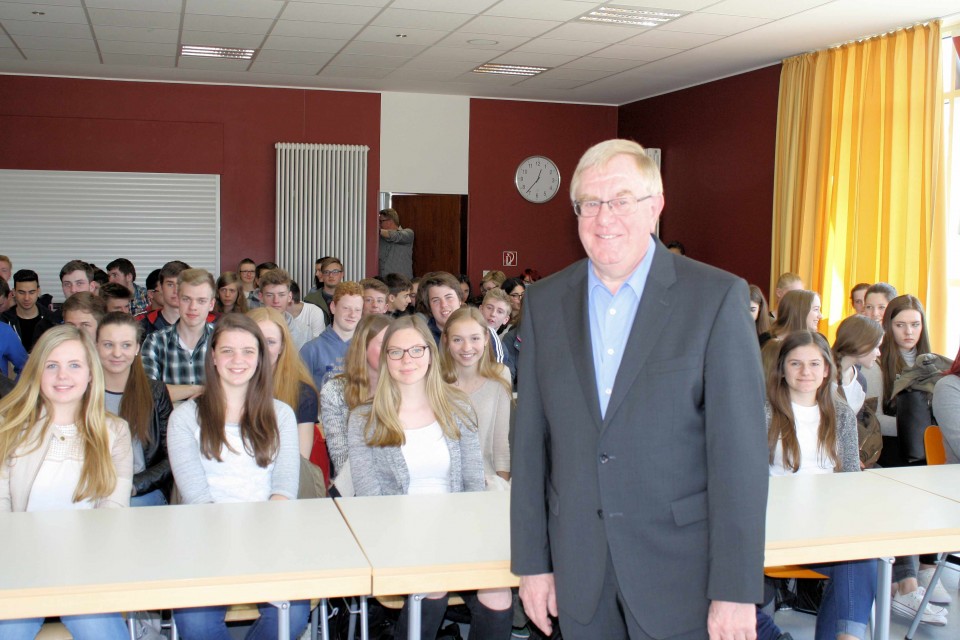 Reinhold Sendker im Gesprch mit den Schlerinnen und Schlern des Kopernikus-Gymnasiums Neubeckum