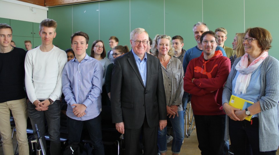 Reinhold Sendker im Gesprch mit den Schlerinnen und Schlern des Mariengymnasiums.