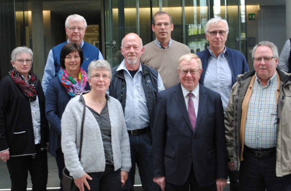 Reinhold Sendker mit den Besuchern aus Sassenberg im Deutschen Bundestag.