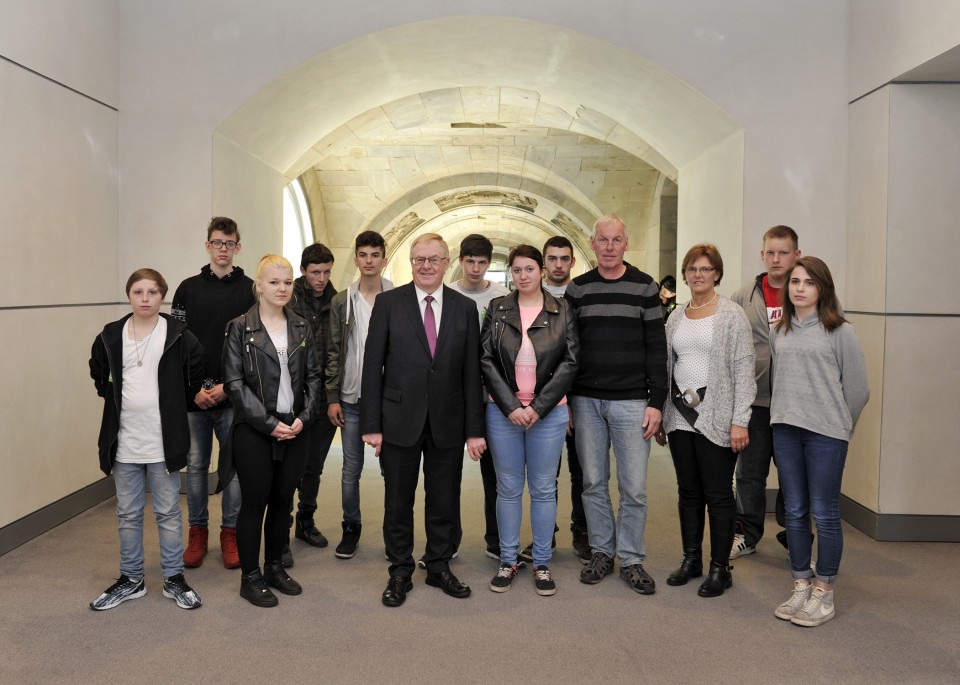 Reinhold Sendker mit der Gruppe aus Beckum im Deutschen Bundestag.