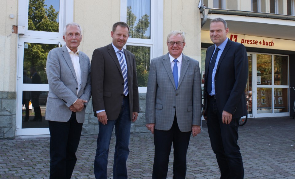 Reinhold Sendker (3.v.l.) führte diverse Gespräche zum Ahlener Bahnhof. Hier im August 2015 mit (v.l.) Lutz Henke, Andreas Mentz und Ralf Kiowsky.