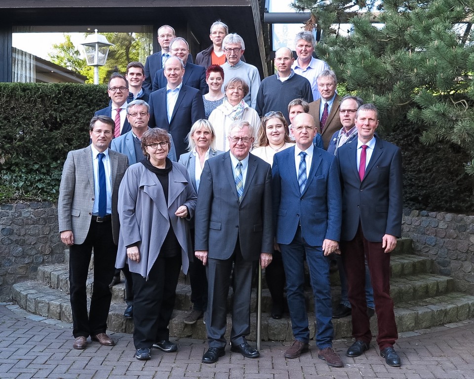 Beim gemeinsamen Fototermin: die Kreisvorstnde von CDU und Landwirtschaftlichem Kreisverband vor dem Hotel und Restaurant 'Waldmutter' in Sendenhorst