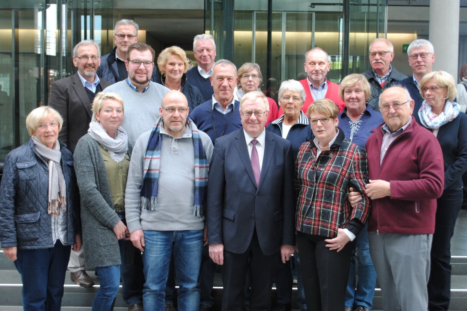 Reinhold Sendker mit den Besuchern aus dem Kreis Warendorf im Paul-Lbe-Haus des Deutschen Bundestages.