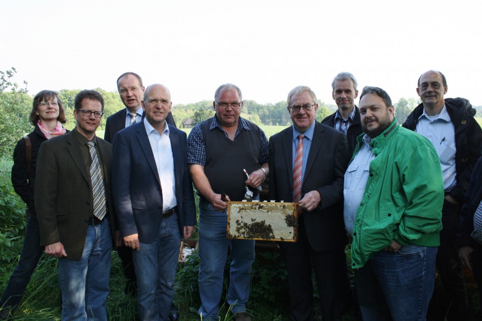 (v.l.) Bettina Heimann (Kreisimkerverein), Paul Verenkotte, Dr. Matthias Quas und Karl Werring (Landw. Kreisverband), Michael Ruhe (kreisimkerverein), Reinhold Sendker, Michael Heinmann, Stephan Kaplan und Peer Conrad (Kreisimkerverein)