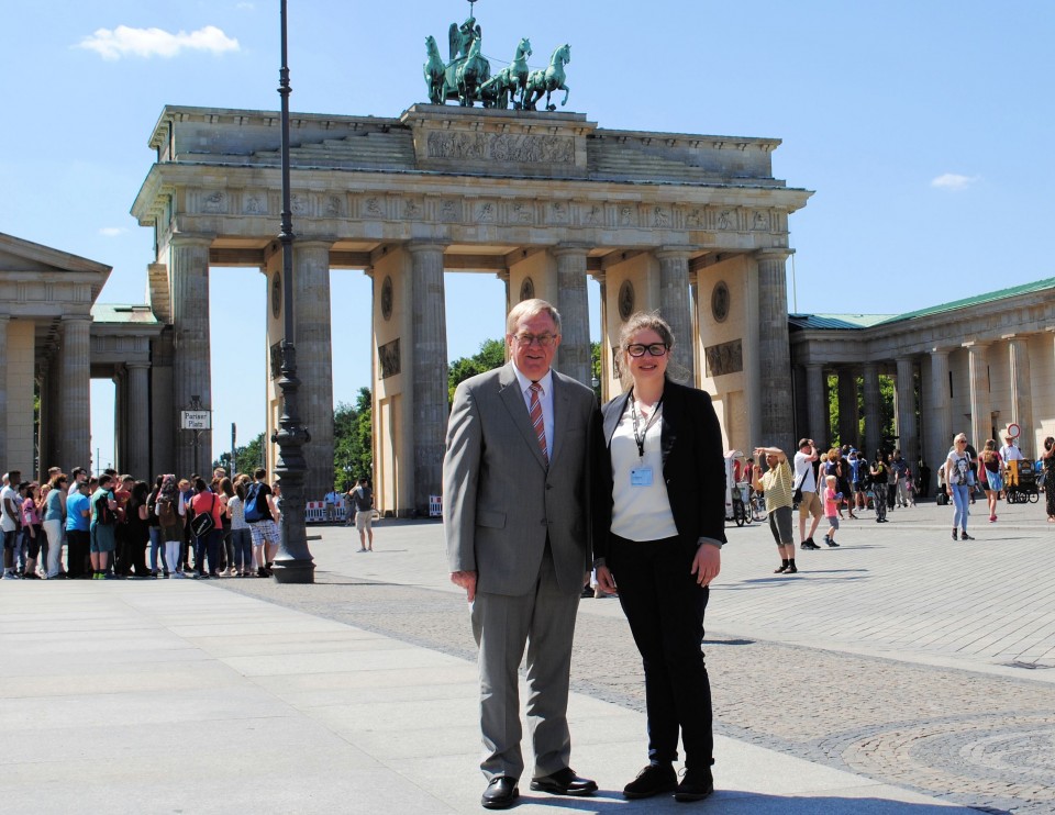 Reinhold Sendker und Anja Horstmann vor dem Brandenburger Tor.