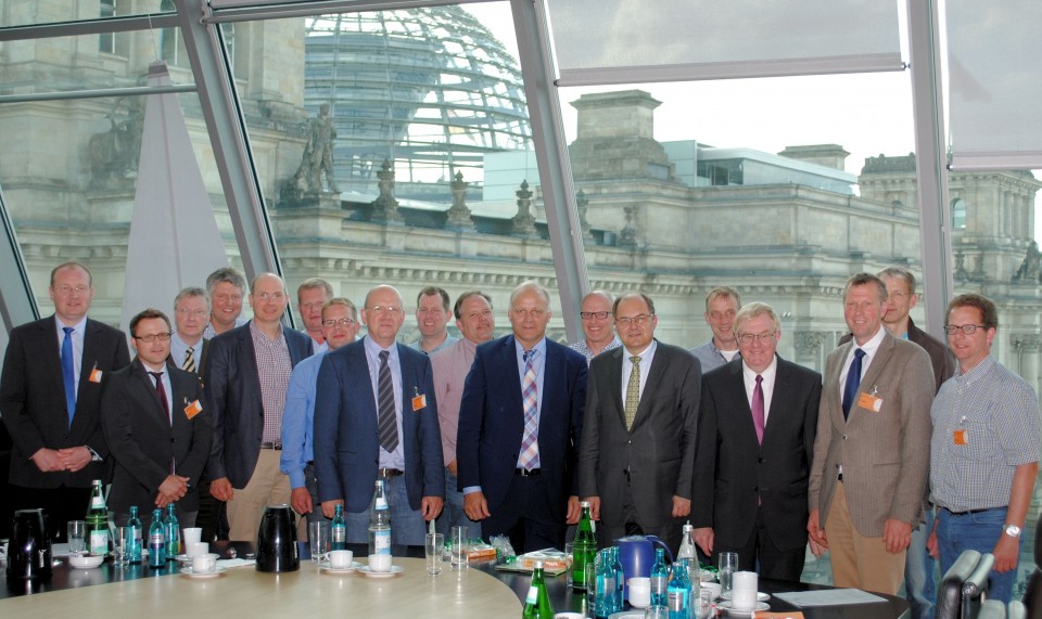 Reinhold Sendker mit Bundeslandwirtschaftsminister Christian Schmidt und Johannes Rring (Prsident des Westflisch-Lippischen Landwirtschaftsverbandes) im Gesprch mit den Landwirten aus dem Kreis Warendorf.