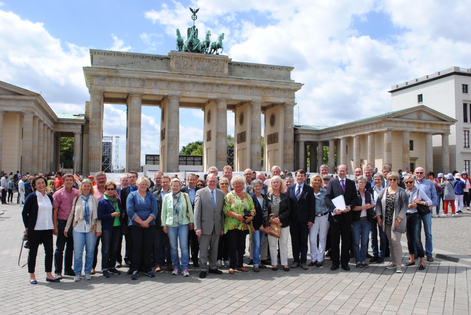 Reinhold Sendker mit den Gsten aus dem Kreis Warendorf vor dem Brandenburger Tor.